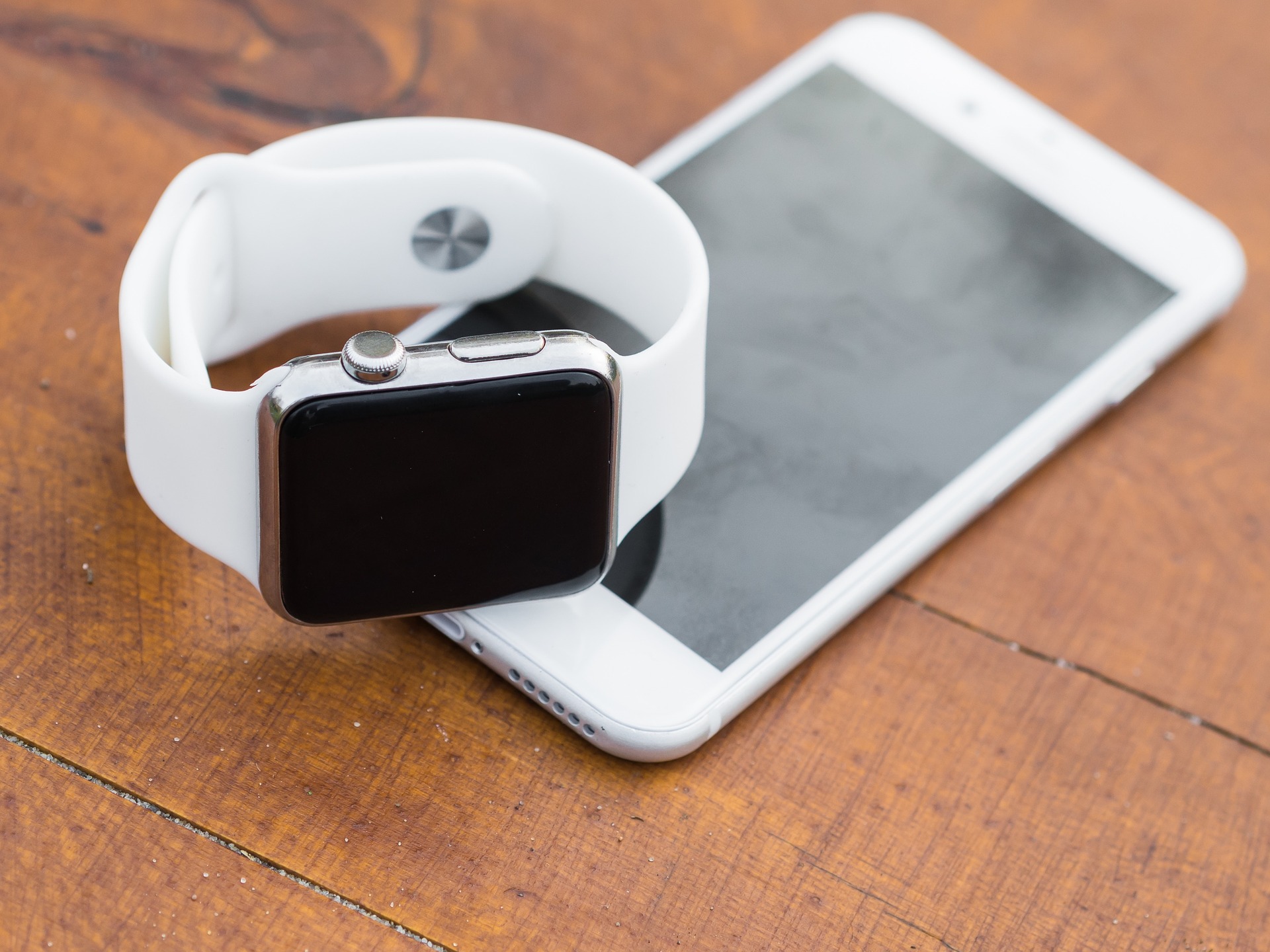 picture-of-apple-watch-next-to-iphone